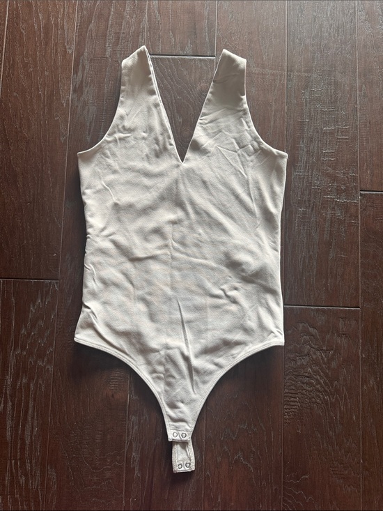 Abercrombie & Fitch Tops - Abercrombie & Fitch Cream V-Neck Ribbed Bodysuit